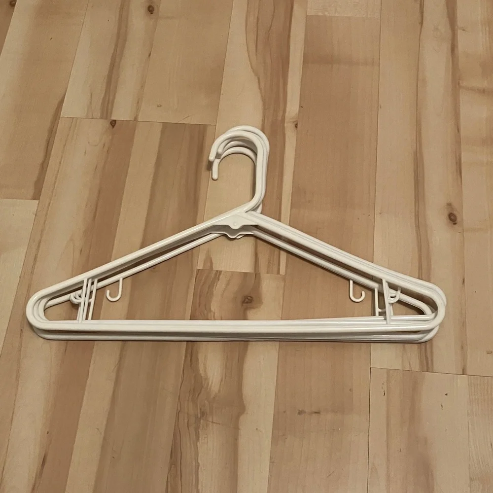 5 Plastic Clothing Hangers Clothes Hangers